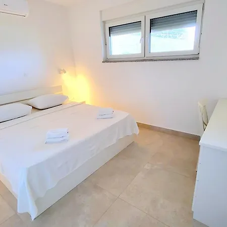 Ilenia Apartment Murter
