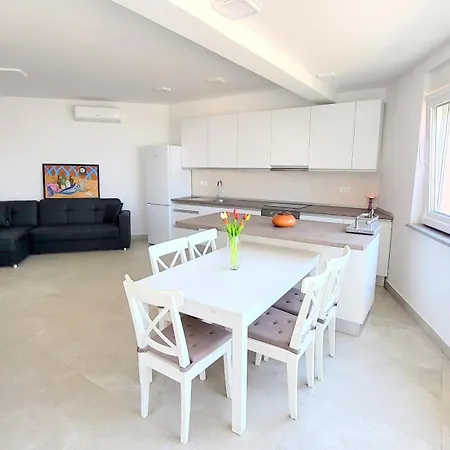 Apartment Ilenia Murter