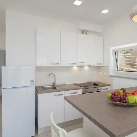 Ilenia Apartment Murter