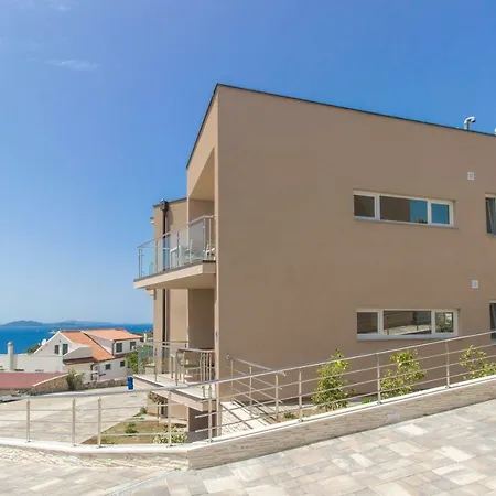Ilenia Apartment Murter